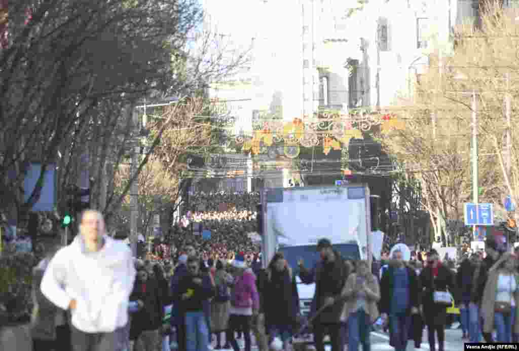 Nakon obraćanja okupljenima i čitanja proglasa sa porukom da vazduh Srbije "ima srazmere humanitarne katastrofe", učesnici su prošli pored glavnih državnih institucija, kao što su parlament i Predsedništvo.