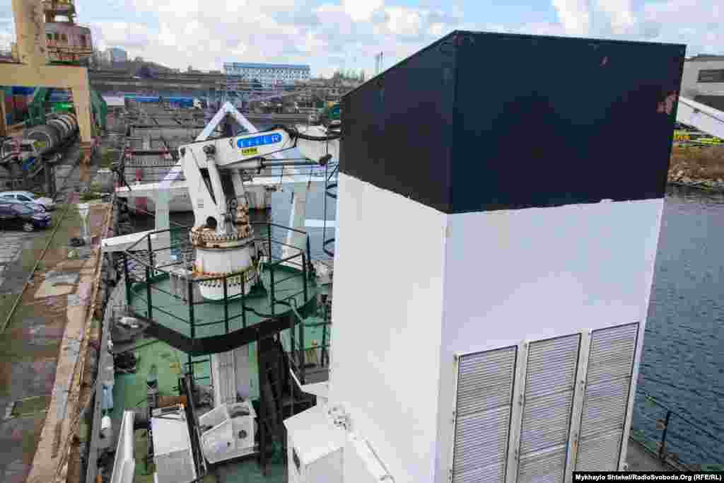 Зліва ще одна лебідка – мала, але з більш довшим тросом. Його довжина близько кілометра