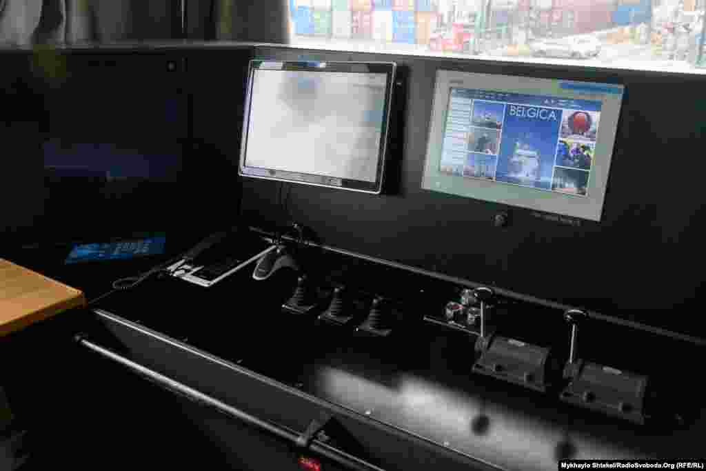 Пульт керування трьома лебідками судна – це можна робити зсередини судна