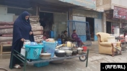 Учителя из Герата продают предметы домашнего обихода