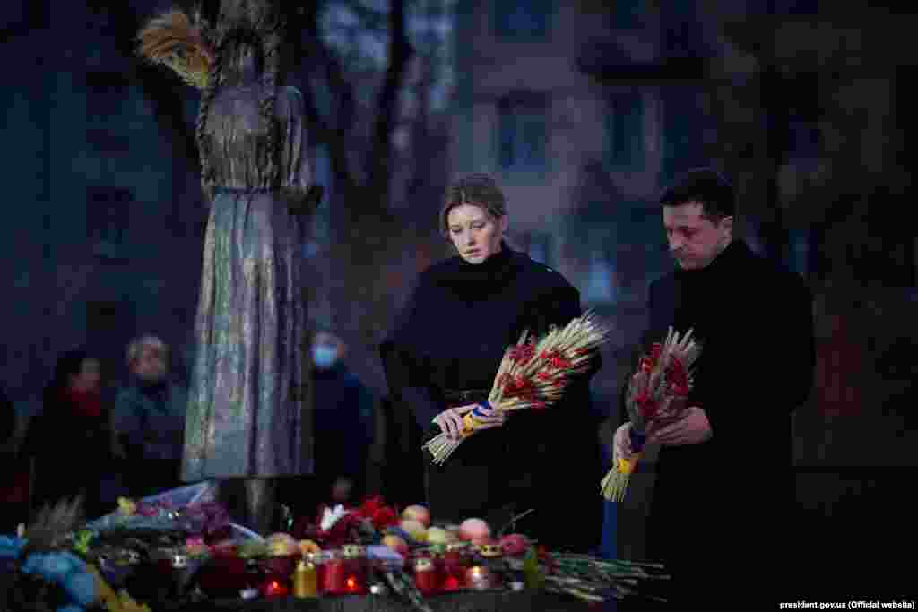 Президент України Володимир Зеленський з дружиною Оленою під час вшанування пам'яті жертв Голодомору. 
