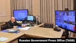 Громадяни Росії можуть виїхати з країни для того, щоб подбати про хворих родичів, а також виїхати на роботу, навчання і для отримання медичної допомоги за кордоном, повідомив на нараді прем’єр-міністр Михайло Мішустін