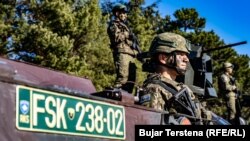 Kosovske bezbednosne snage tokom Dana snaga, 27. novembra 2024. godine, tokom kojeg posetioci mogu izbliza da vide deo opreme KSB-a.