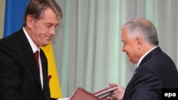 Президент України Віктор Ющенко та Польщі Лех Качинський обмінюються підписаними документами у Варшаві, 7 вересня 2009 року.
