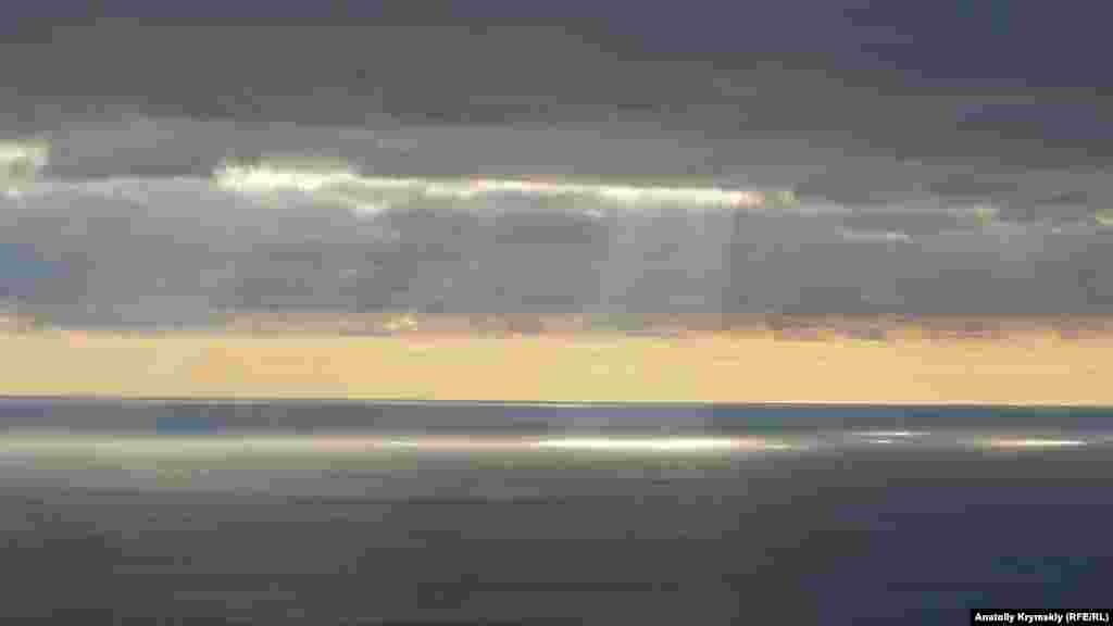 Солнечные лучи «прожигают» свинцовые тучи. Больше фотографий Никитской расселины – в фотогалерее