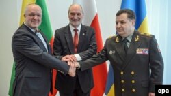 (Справа наліво) Міністр оборони України Степан Полторак, міністр оборони Литви Юозас Олекас та міністр оборони Польщі Антоні Мацєревич під час прес-конференції у Любліні. 26 січня 2016 року