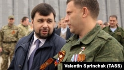 Нинішній ватажок угруповання «ДНР» Денис Пушилін (ліворуч) із вже загиблий тодішній лідер бойовиків Олександр Захарченко. Окупований Донецьк, 7 травня 2016 року