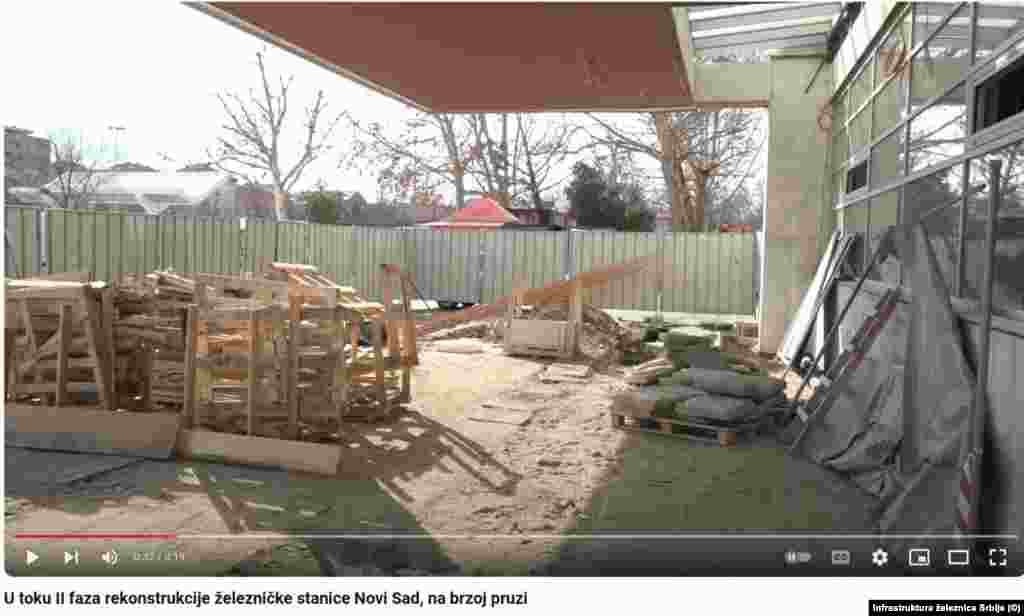 Ulaz na Železničku stanicu u Novom Sadu u toku rekonstrukcije u Fazi 2. Print screen videa postavljenog u martu 2024, a snimak je iz 20. februara te godine,  s naloga Infrastruktura železnice Srbije.