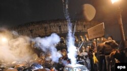 Дехто з італійців зустрічав 2010 рік під парасольками під стінами Колізею в Римі