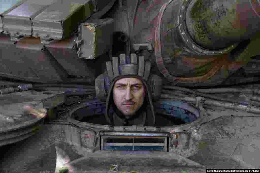 Механік-водій танка Юрій на Світлодарському напрямку, червень 2022 року.  Фотокореспондент Радіо Свобода ще раз перетнувся із ним на позиціях на Бахмутському напрямку у 2023 році, і 21-річний Юрій поділився своїми планами на день, коли війна завершиться: «Перше, що зроблю після перемоги, поїду додому, до сім'ї. Будемо святкувати день перемоги»