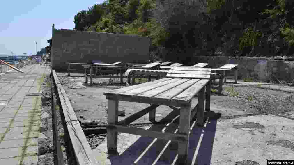 Набережная пляжа «Ливадийский» находится в удручающем состоянии – там стоят еще советские деревянные топчаны, которые не пользуются большим спросом среди отдыхающих 