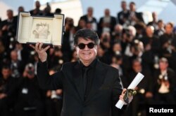 Režiser Jafar Panahi, dobitnik Zlatne palme za film "Bila je to samo nesreća", nakon ceremonije zatvaranja 78. Filmskog festivala u Cannesu.