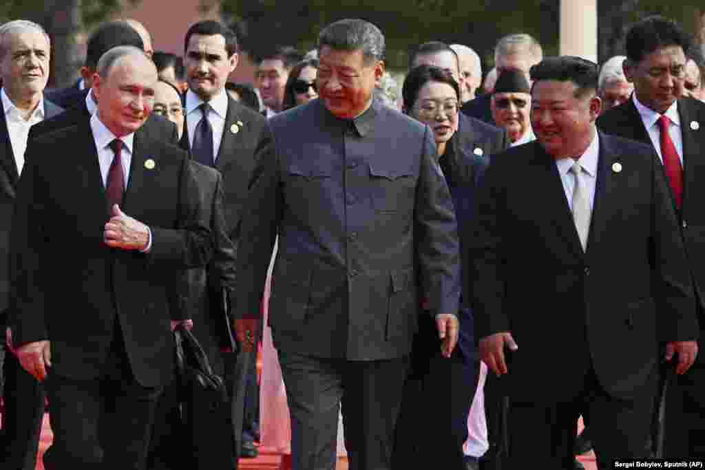 Ruski predsjednik Vladimir Putin (lijevo); kineski predsjednik Xi Jinping (u sredini) i sjevernokorejski lider Kim Jong Un stižu na paradu.