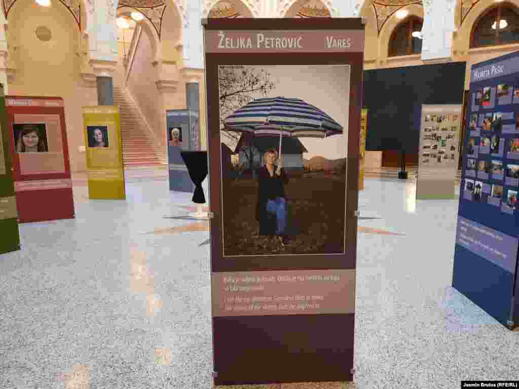 Na izložbi je i fotografija Željke Lešić iz Vareša. Mnoge od žena kažu da im je Udruženje Snaga žene mnogo pomoglo u prevazilaženju traume. 