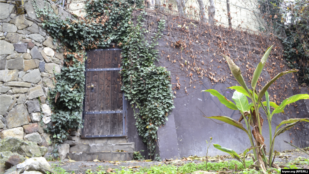 На улице Макаренко узкие и крутые лесенки ведут к «таинственным» дверям в глухих стенах – стилистика архитектуры тюркских народов. Большую часть населения Дерекоя до депортации составляли крымские татары