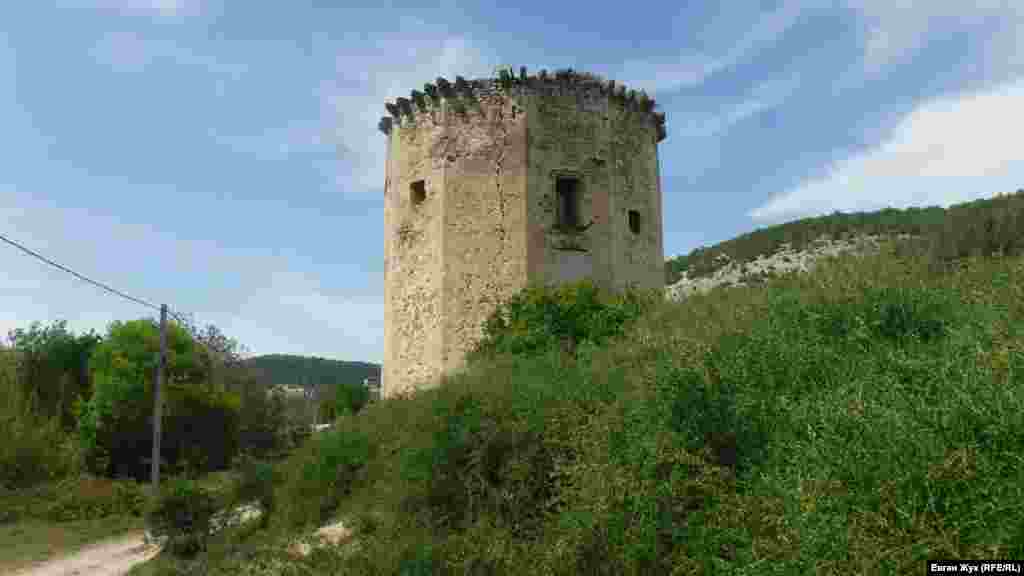 Чоргунская башня. Толщина сложенных из песчаника стен достигает четырех метров, но время не щадит даже такие мощные сооружения. На стенах несколько протяженных вертикальных трещин, некоторые выпавшие участки кладки заложены камнями на современном цементно-песчаном растворе