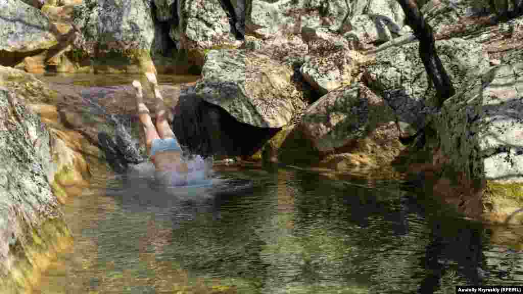 В некоторых местах, «ваннах молодости», туристы не отказывали себе в удовольствии понырять