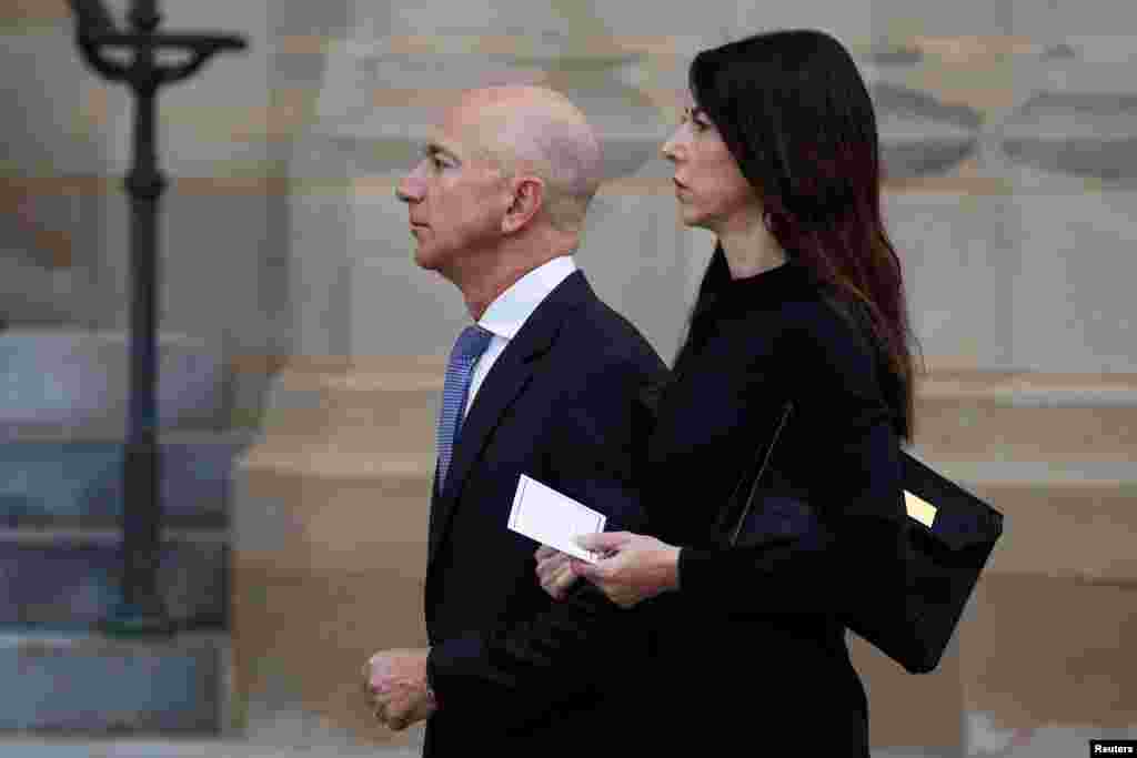 Основатель «Амазона» Джефф Безос прибыл на церемонию прощания