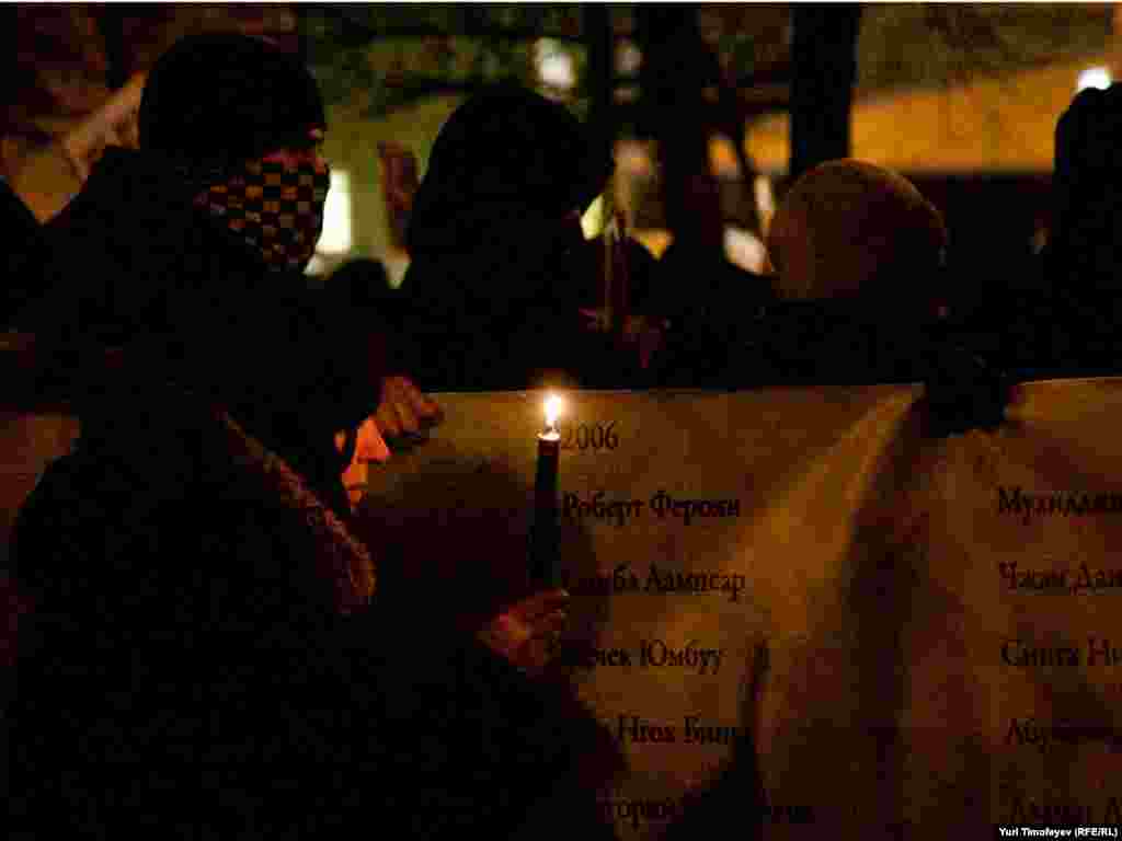 Плакат с именами людей, убитых националистами