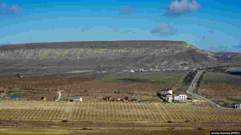 «Крылатый», почти семикилометровый, хребет Усун-Сырт (гора Клементьева) с Эгер-Оба предстает во всей природной красе. Раньше здесь занимались дельтапланеристы, но с прошлого года они не летают – на хребте начали прокладывать дорогу