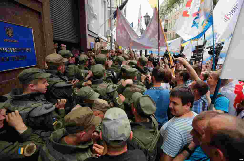 Сутички біля будівлі Міністерства юстиції між поліцією та ативістами під час мітингу з вимогою зареєструвати перейменування політичної партії Міхеїла Саакашвілі «Рух нових сил». Київ, 30 травня 2017 року БІЛЬШЕ ПРО ЦЕ