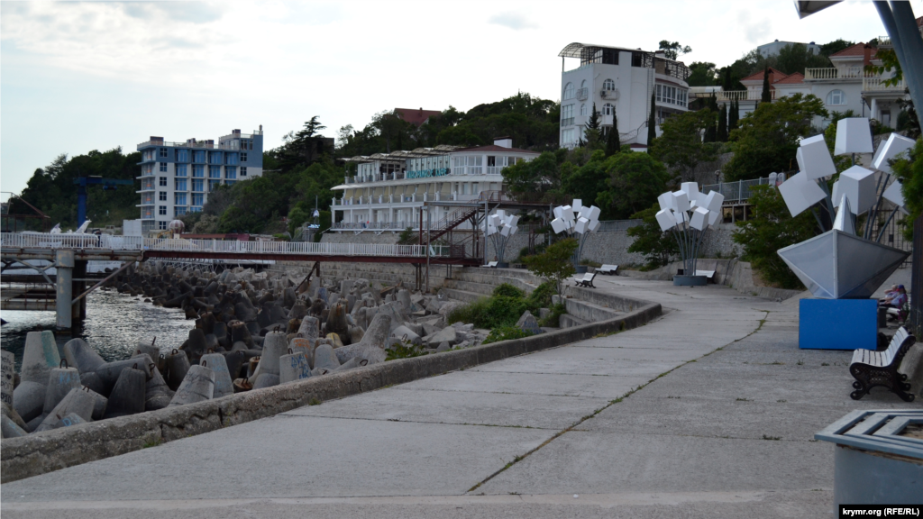 На центральной части набережной стоят фонари-«торшеры» и лавочки с ялтинской набережной