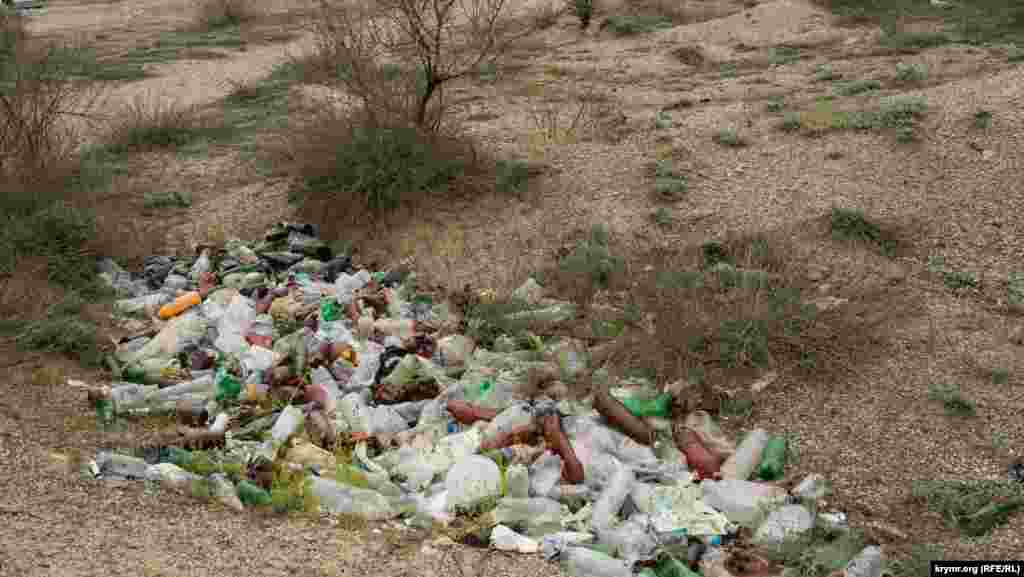 А вот свалка пластика никому не мешает 
