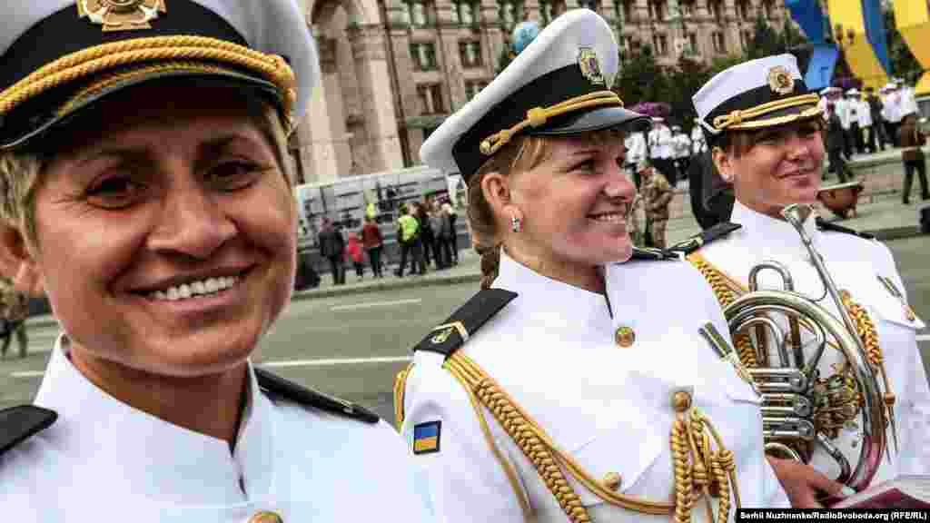 Жінки з військового оркестру під час військового параду в центрі Києва