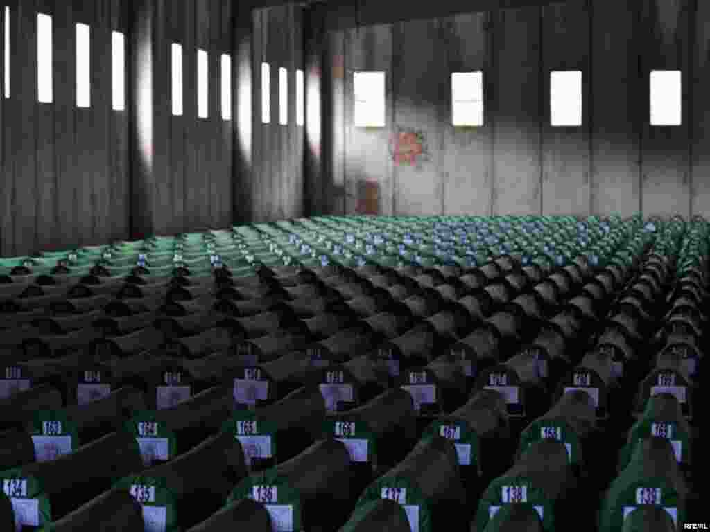 Potočari - Kovčezi sa posmrtnim ostacima identificiranih žrtava genocida u Srebrenici, gdje je ubijeno oko 8000 muslimana, 10.07.2010. Foto: RSE / Midhat Poturović
