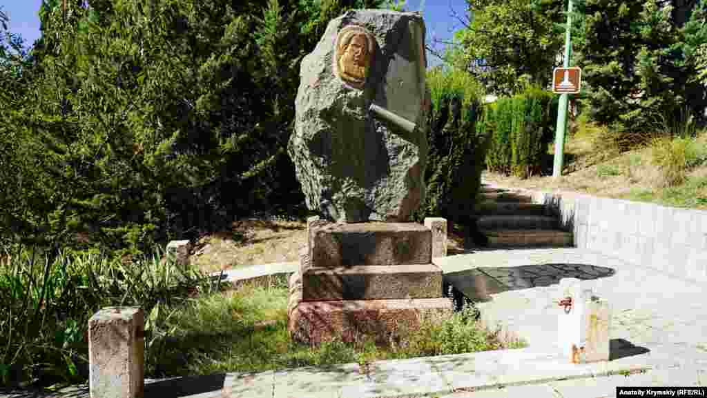 Могила українського поета, перекладача античної літератури, професійного лікаря Степана Руданського (1834-1873) – єдиний меморіал у північній частині кладовища