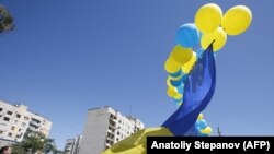 Велетенський український прапор запускають у зону ООС на Донбасі. Авдіївка, 23 серпня 2018