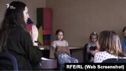 Вихованці дитячого будинку під час заняття