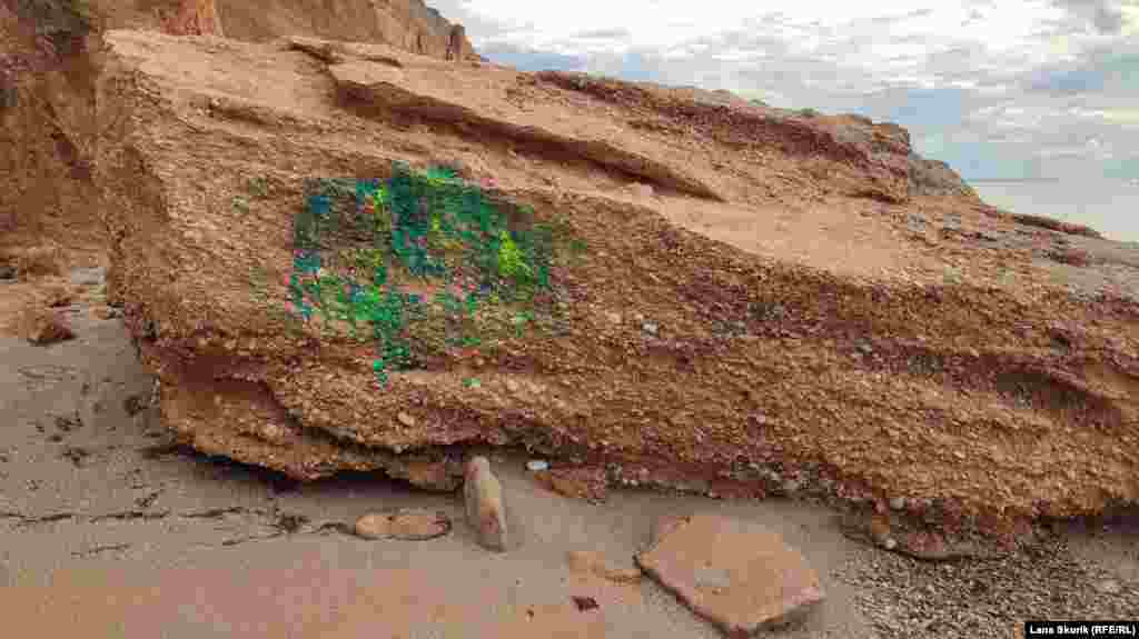 Камень, «подкрашенный» в цвета индийского праздника холи