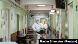Транспортування пацієнта в ковідній лікарні у Росії