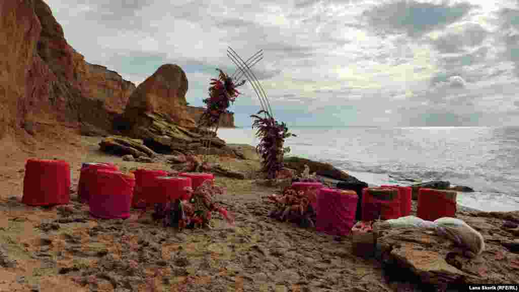 На берегу остался «реквизит» от прошедшей недавно вечеринки или свадебной церемонии