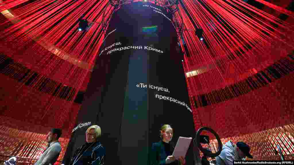 Сейчас территория Крыма является местом, где нарушаются права человека, где преследуют по политическим или религиозным причинам, где гражданских журналистов обвиняют в террористической или диверсионной деятельности. И цель инсталляции – привлечь внимание к этой проблеме