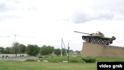 «Військових дуже багато стало», – каже місцева жителька