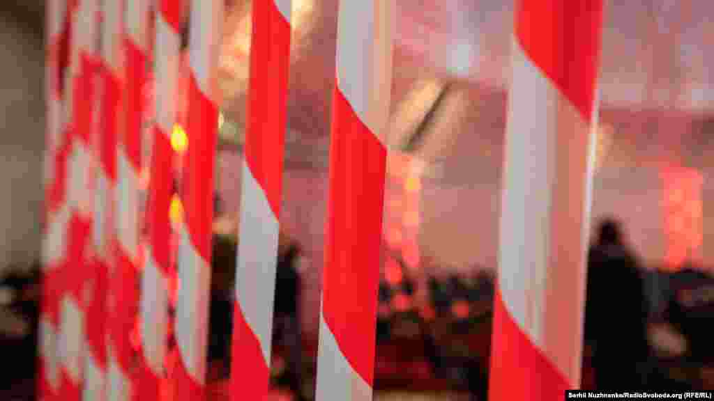 За несколько дней до перформанса в рамках проекта «Крым, 5 утра» на фасаде и первом этаже Украинского Дома из сигнальных лент красно-белого цвета была создана инсталляция Вальдемарта Клюзка. Красно-белая лента используется для предупреждения людей об опасности или чрезвычайной ситуации