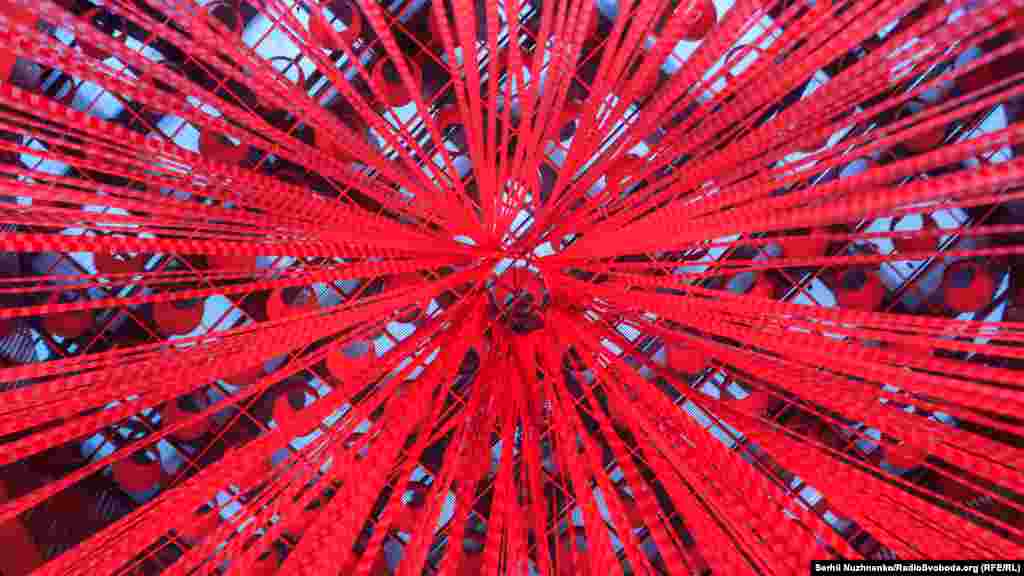 Визуальная концепция проекта реализована дизайн-студией "3z": «Мы подобрали максимально нейтральный гротеск, достаточно холодный и отстраненный для подчеркивания документальности проекта. Подобный принцип был применен и с выставленной напоказ конструкцией — горизонтальными линиями, являющимися одновременно и линейками тетради, куда могли быть записаны имена, фамилии, а также это фон для самой пьесы»