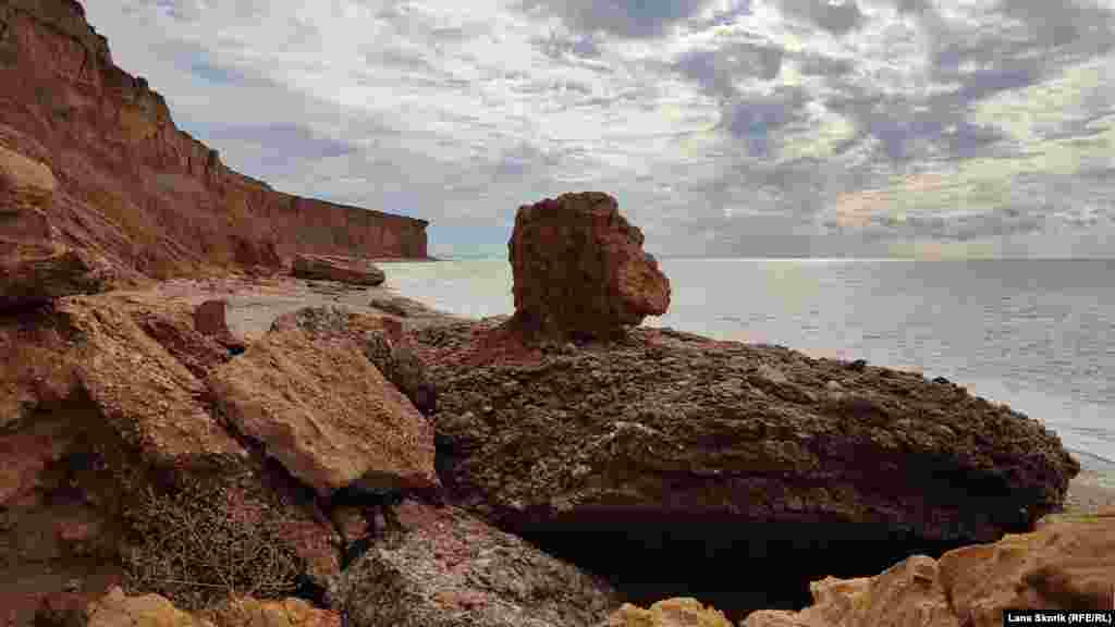 Сегодня в Немецкой балке образовался огромный карьер, состоящий из трех террас. Пейзажи, которые раньше были степными, сейчас местами напоминают космические. Прогулка по Немецкой балке – в фотогалерее