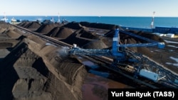 Погрузка угля на Дальнем Востоке России для поставок в Китай, Южную Корею, Японию и другие страны Азии