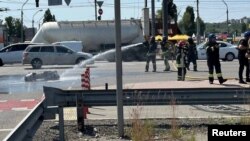 Рятувальники гасять пожежу на місці падіння уламка ракети в Києві, 29 травня 2023 року