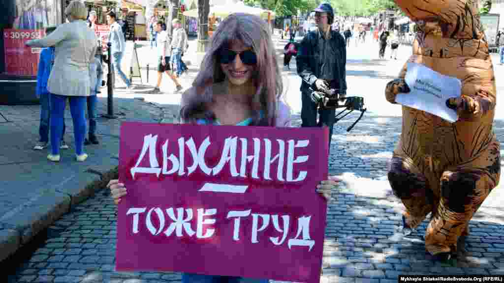 Головне у «монстрації» – абсурдні слогани учасників. Вони мають бути схожими на політичні вимоги