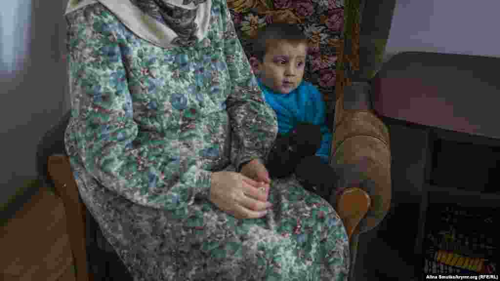 Сын Умар сидит возле бабушки – матери Энвера