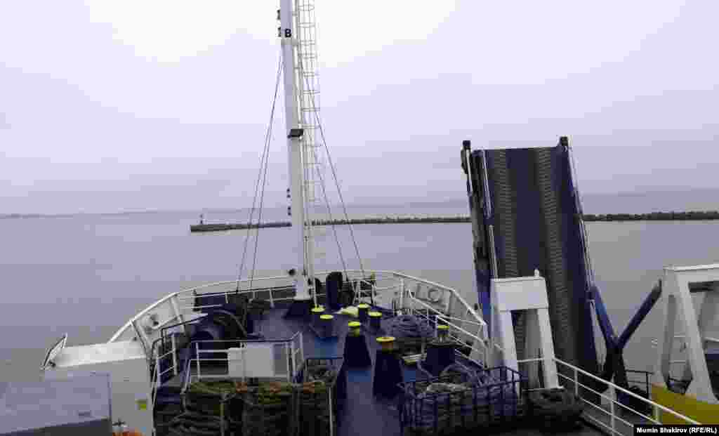 Керчь. Паромная переправа. За ней - Россия. 