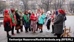 Учасниці акції до Дня української хустки у Запоріжі заспівали народних і не тільки пісень