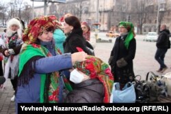 Ірина Соболєва (зліва) пов’язує хустку гості свята