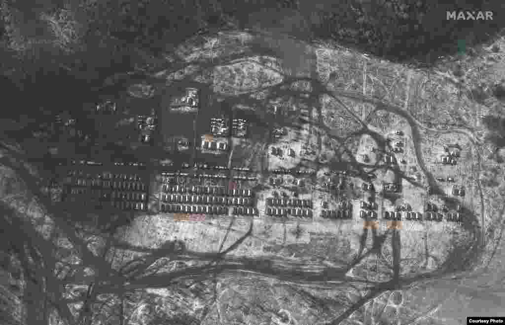 Палатки российских войск и административная зона в Ельне. Россия, 9 ноября 2021 года. Satellite image ©2022 Maxar Technologies