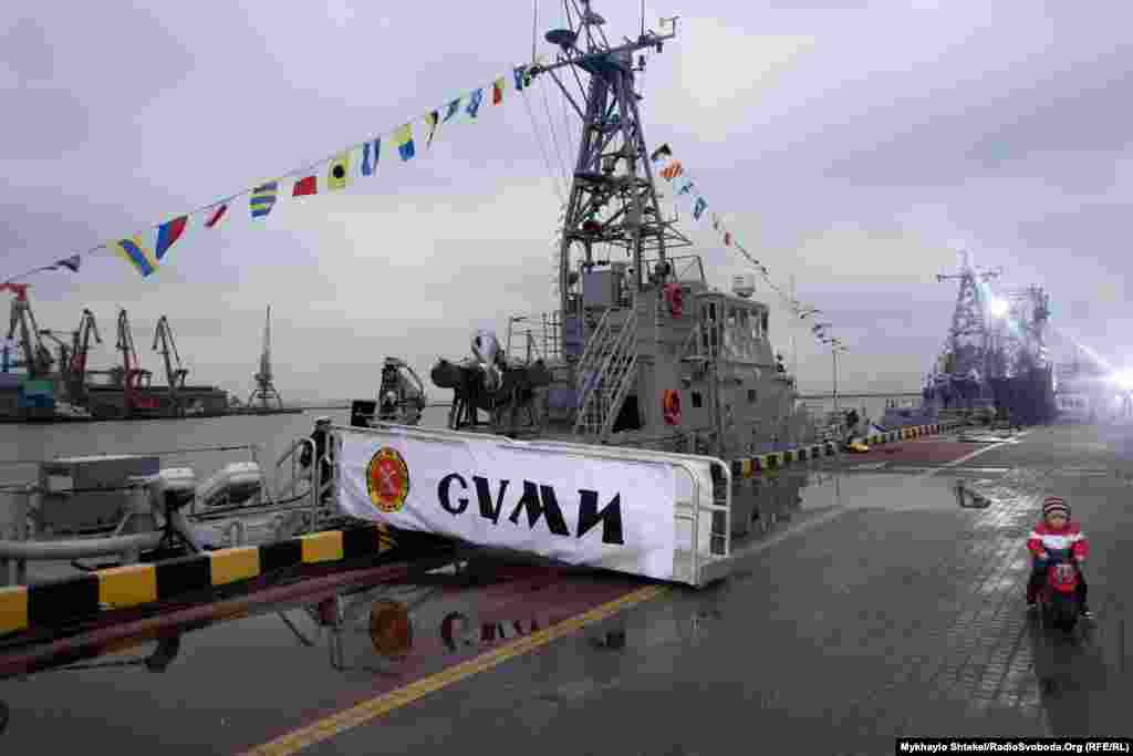 Один із двох нових «Айлендів» P192 «Суми». Командир катера – лейтенант Сергій Щербина. У 2014 році він виходив з Севастополя разом із іншими курсантами-«нахімовцями»