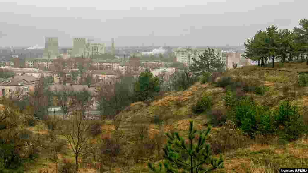 Грэсовский с высоты плато, где разбиты «полетные» садовые участки